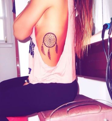  Tatouage attrape rêve assez simple sur le milieu des côtes
